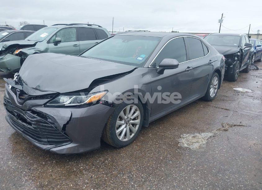 Photo 2 of 2018 Toyota Camry LE (VIN 4T1B11HK7JU147715)