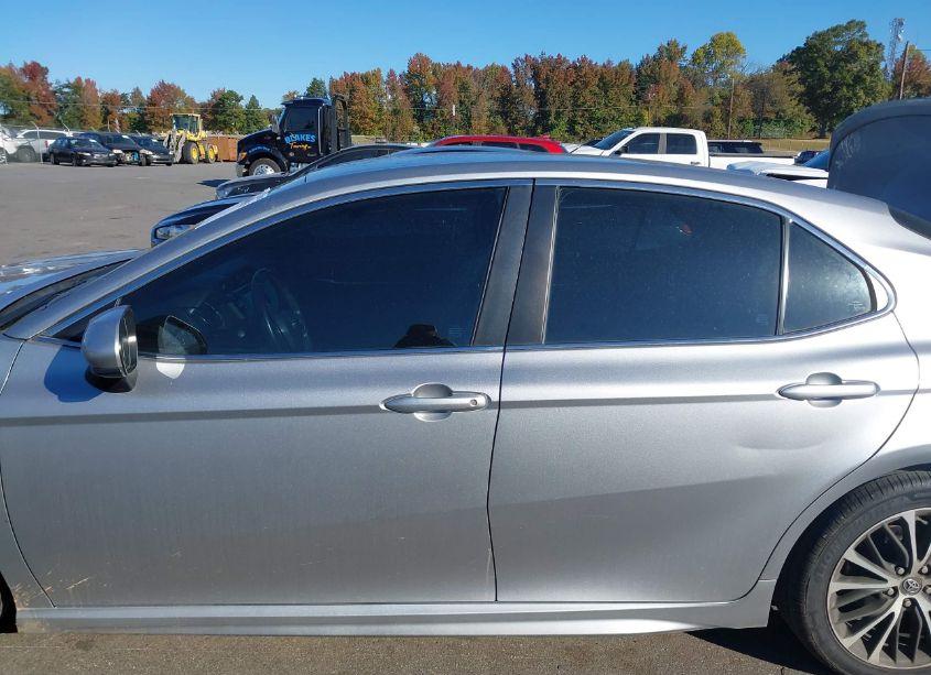 Photo 14 of 2018 Toyota Camry SE (VIN 4T1B11HK7JU154566)