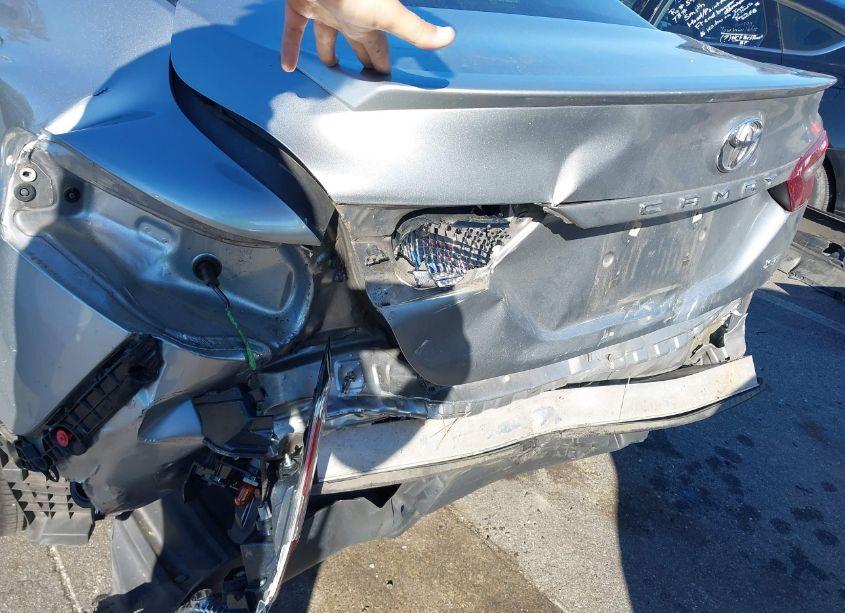 Photo 17 of 2018 Toyota Camry SE (VIN 4T1B11HK7JU154566)