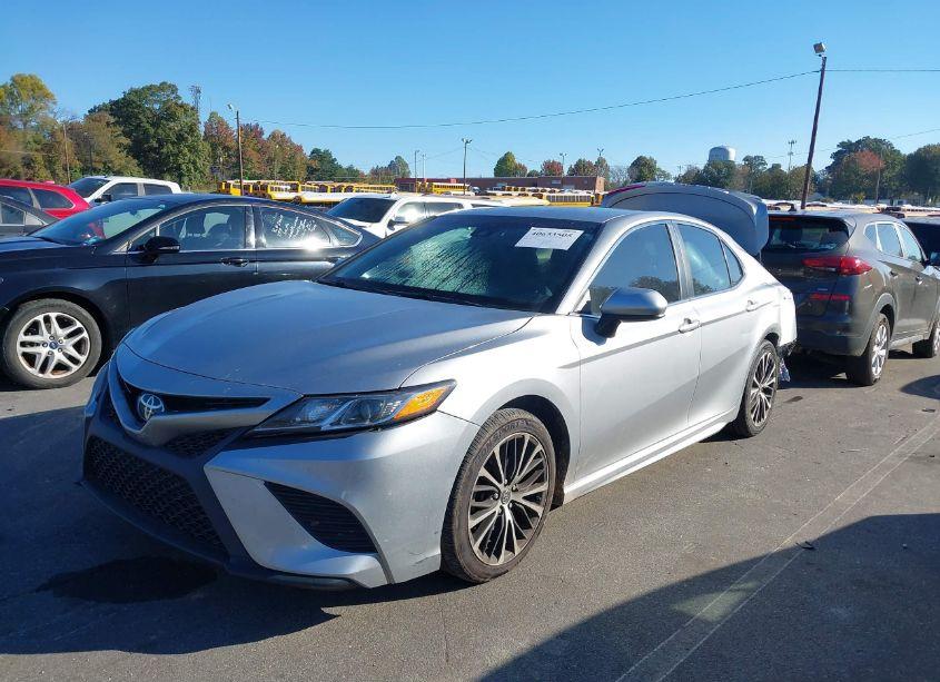 Photo 2 of 2018 Toyota Camry SE (VIN 4T1B11HK7JU154566)