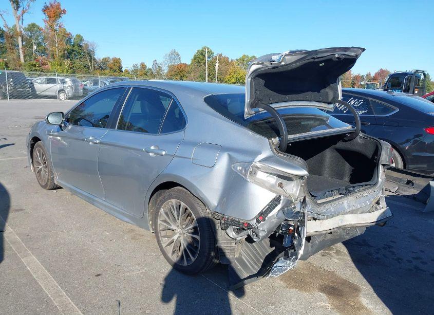 Photo 3 of 2018 Toyota Camry SE (VIN 4T1B11HK7JU154566)