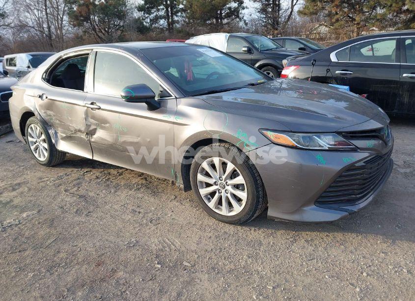 2018 Toyota Camry LE (VIN 4T1B11HK7JU514984) main photo