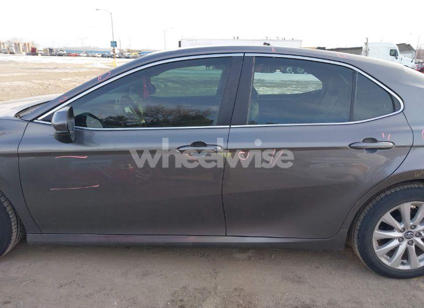 Photo 15 of 2018 Toyota Camry LE (VIN 4T1B11HK7JU514984)