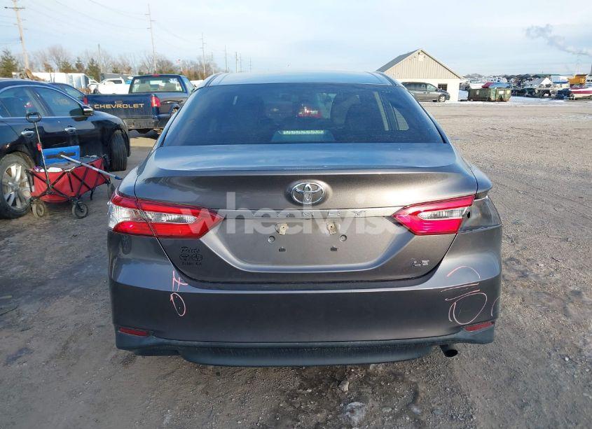 Photo 17 of 2018 Toyota Camry LE (VIN 4T1B11HK7JU514984)