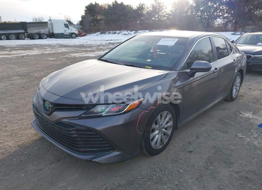 Photo 2 of 2018 Toyota Camry LE (VIN 4T1B11HK7JU514984)