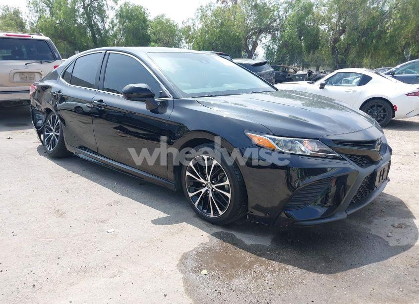 2018 Toyota Camry SE (VIN 4T1B11HK7JU517383) main photo