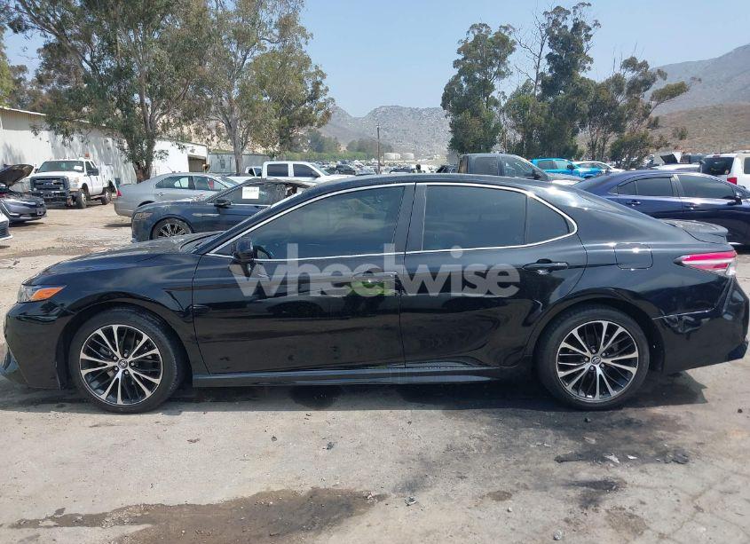 Photo 14 of 2018 Toyota Camry SE (VIN 4T1B11HK7JU517383)