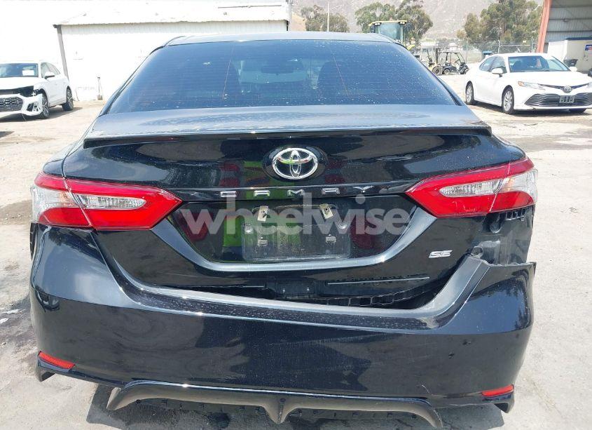 Photo 16 of 2018 Toyota Camry SE (VIN 4T1B11HK7JU517383)