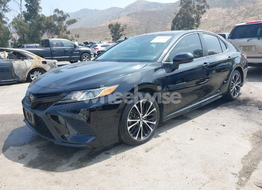 Photo 2 of 2018 Toyota Camry SE (VIN 4T1B11HK7JU517383)
