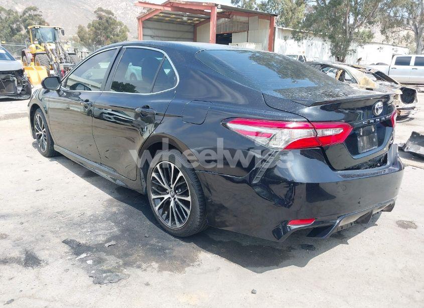Photo 3 of 2018 Toyota Camry SE (VIN 4T1B11HK7JU517383)
