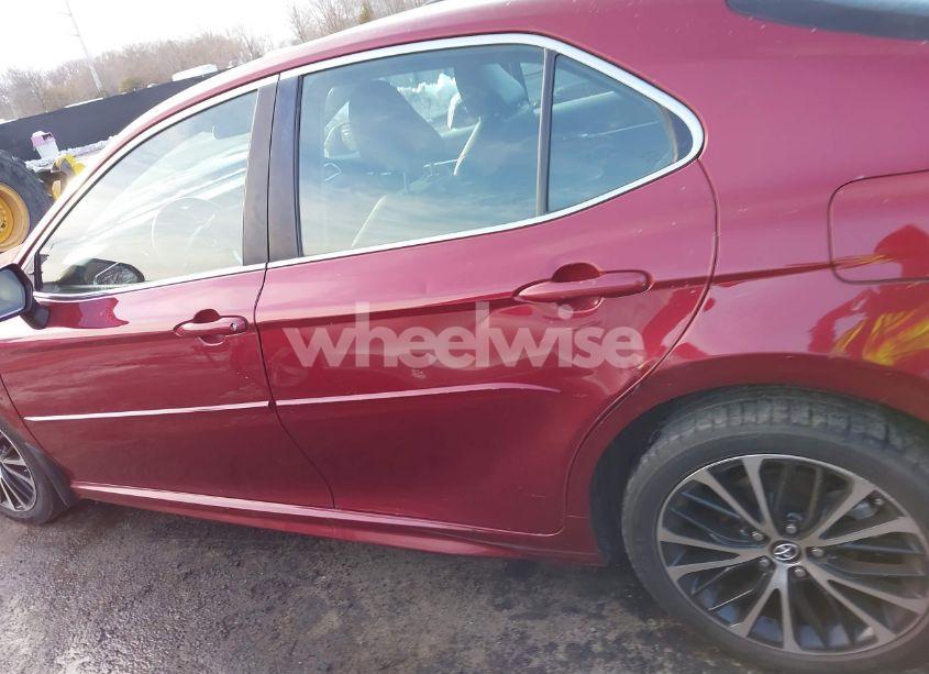 Photo 14 of 2018 Toyota Camry SE (VIN 4T1B11HK7JU530425)