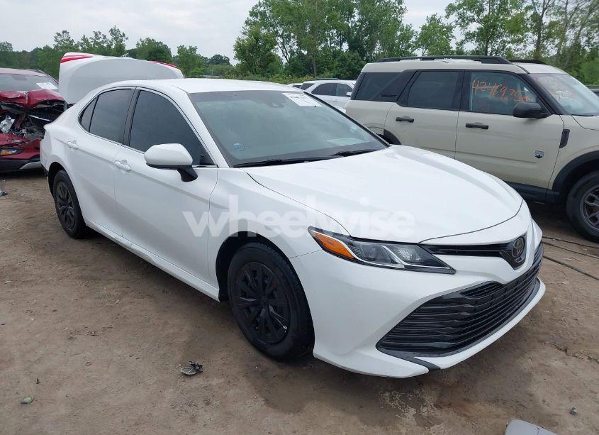 2018 Toyota Camry L (VIN 4T1B11HK7JU533177) main photo