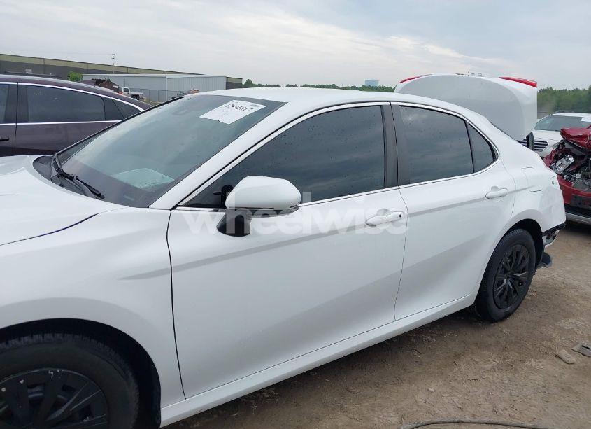 Photo 15 of 2018 Toyota Camry L (VIN 4T1B11HK7JU533177)