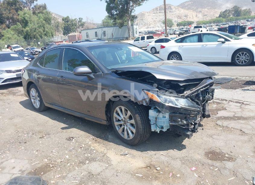 2018 Toyota Camry LE (VIN 4T1B11HK7JU535902) main photo