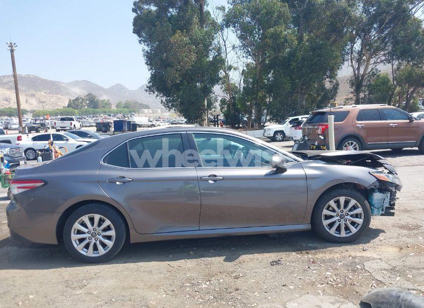 Photo 13 of 2018 Toyota Camry LE (VIN 4T1B11HK7JU535902)