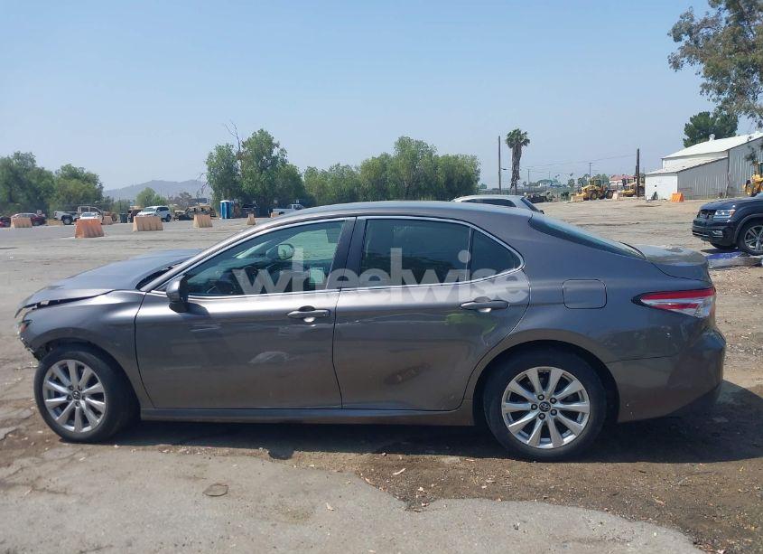 Photo 14 of 2018 Toyota Camry LE (VIN 4T1B11HK7JU535902)