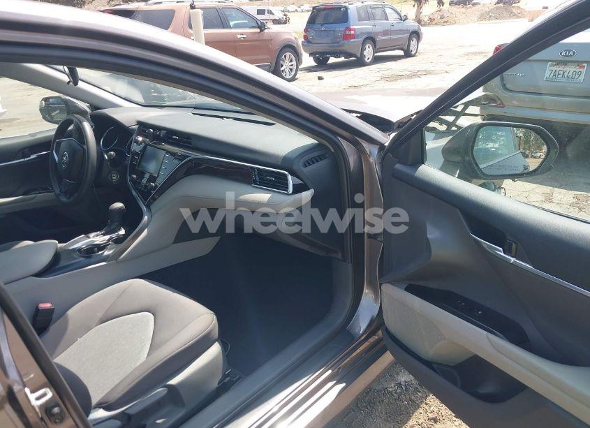 Photo 5 of 2018 Toyota Camry LE (VIN 4T1B11HK7JU535902)