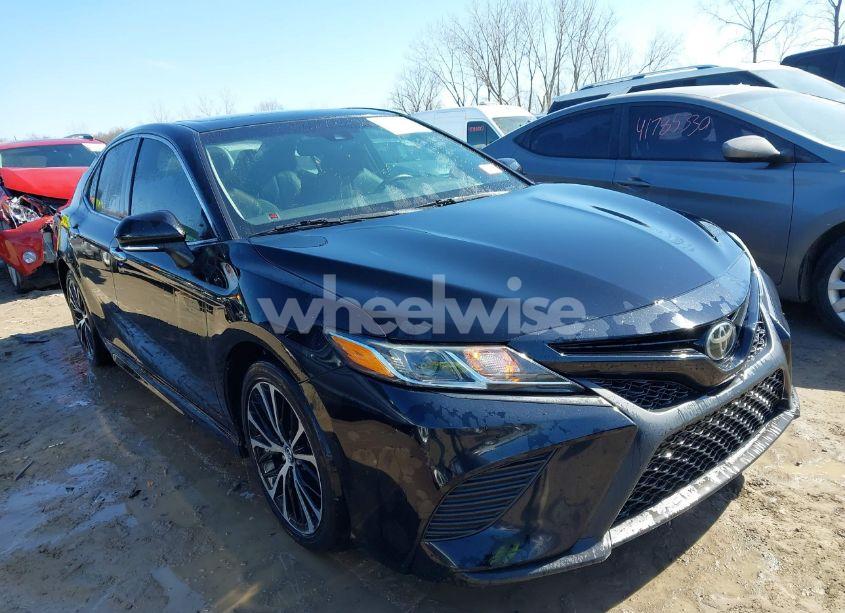 2018 Toyota Camry SE (VIN 4T1B11HK7JU545314) main photo