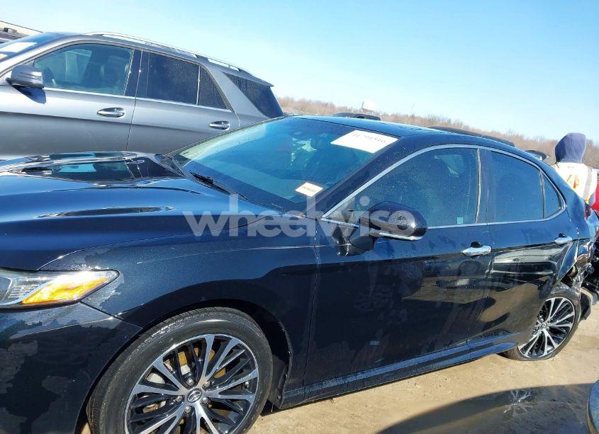 Photo 14 of 2018 Toyota Camry SE (VIN 4T1B11HK7JU545314)