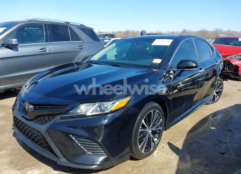 Photo 2 of 2018 Toyota Camry SE (VIN 4T1B11HK7JU545314)