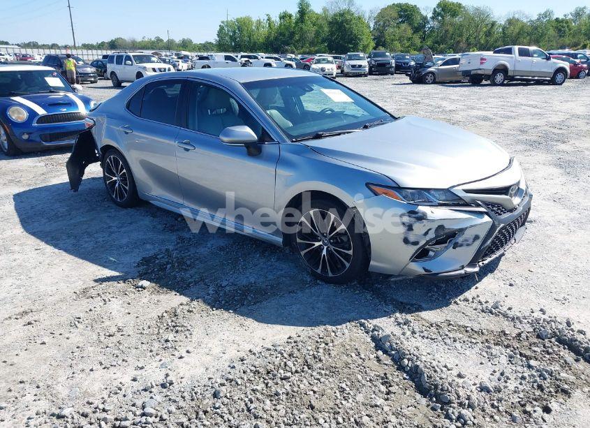 2018 Toyota Camry SE (VIN 4T1B11HK7JU556345) main photo