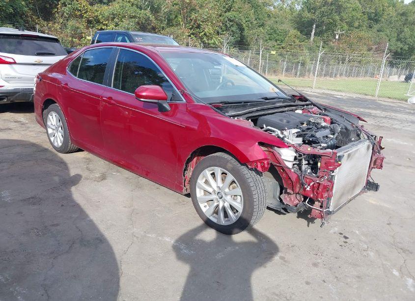 2018 Toyota Camry LE (VIN 4T1B11HK7JU588339) main photo