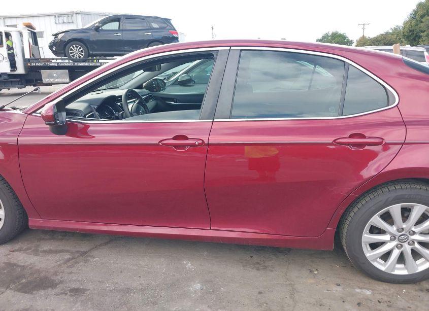 Photo 14 of 2018 Toyota Camry LE (VIN 4T1B11HK7JU588339)