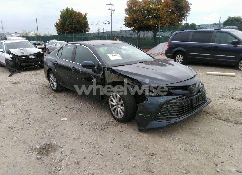 2018 Toyota Camry LE (VIN 4T1B11HK7JU588342) main photo