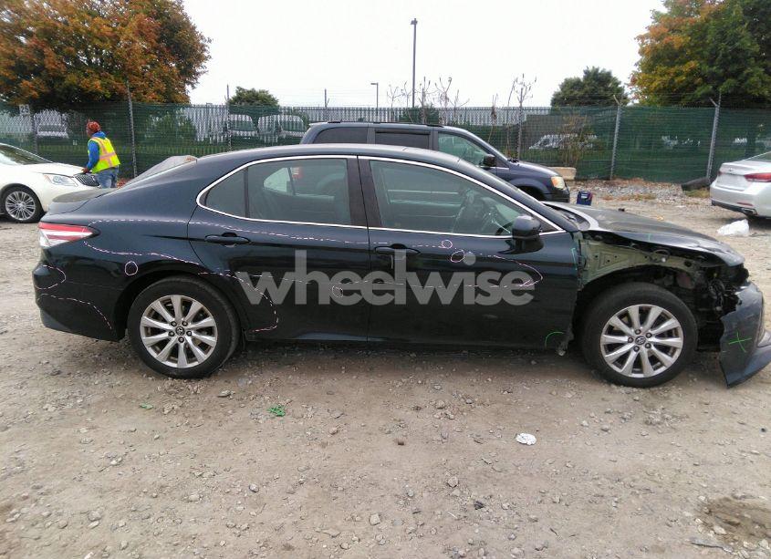 Photo 14 of 2018 Toyota Camry LE (VIN 4T1B11HK7JU588342)