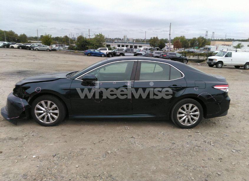 Photo 15 of 2018 Toyota Camry LE (VIN 4T1B11HK7JU588342)