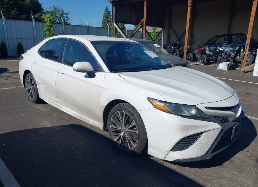 2018 Toyota Camry SE (VIN 4T1B11HK7JU589538) main photo