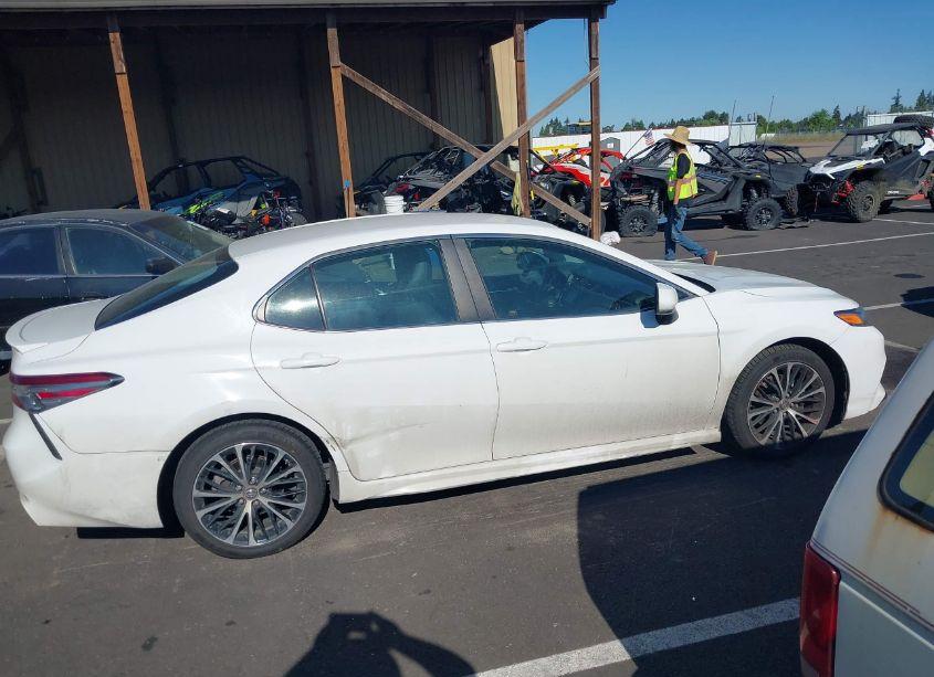 Photo 13 of 2018 Toyota Camry SE (VIN 4T1B11HK7JU589538)