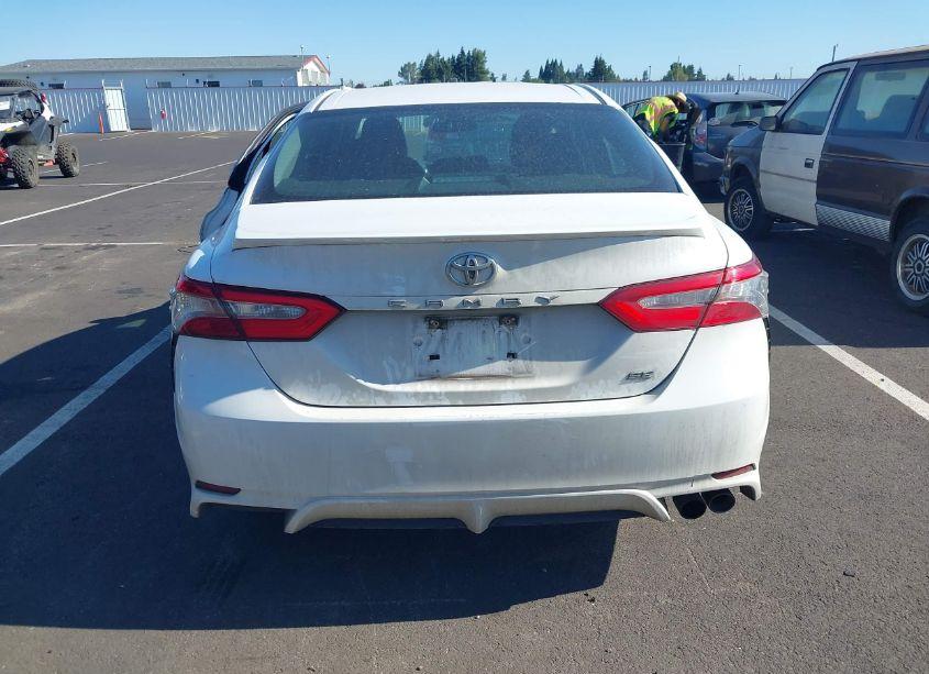 Photo 16 of 2018 Toyota Camry SE (VIN 4T1B11HK7JU589538)