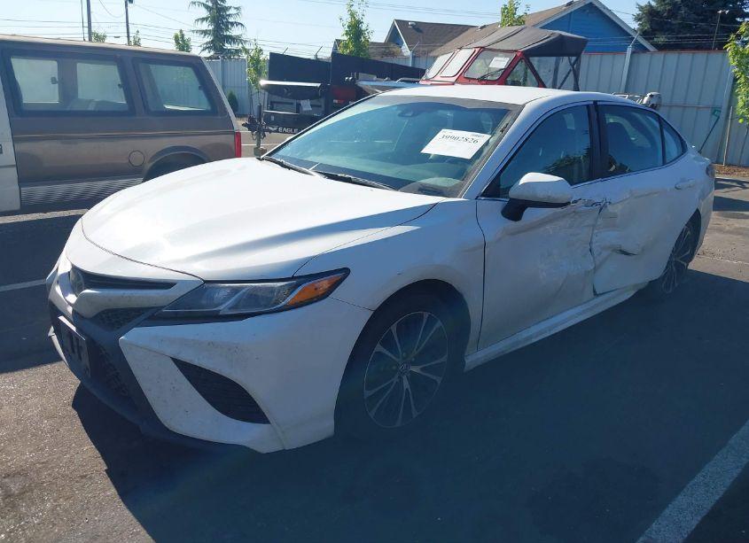 Photo 2 of 2018 Toyota Camry SE (VIN 4T1B11HK7JU589538)