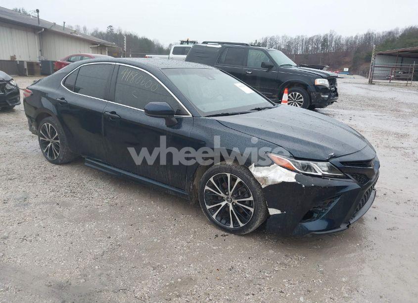 2018 Toyota Camry SE (VIN 4T1B11HK7JU593489) main photo