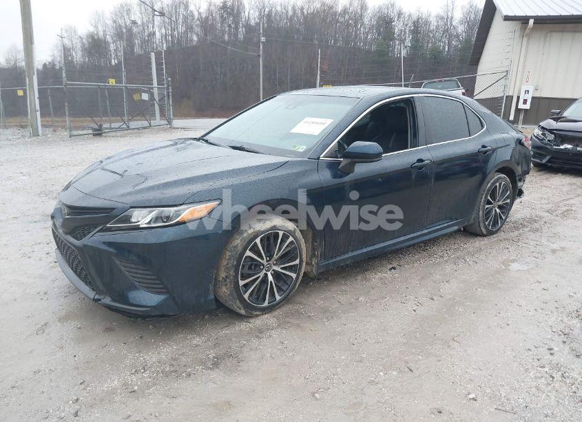 Photo 2 of 2018 Toyota Camry SE (VIN 4T1B11HK7JU593489)