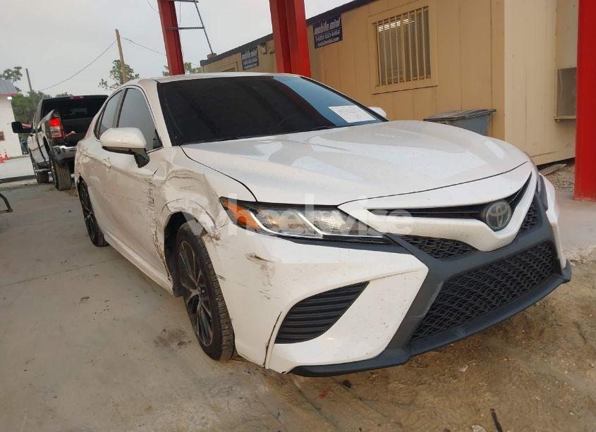 2018 Toyota Camry SE (VIN 4T1B11HK7JU596506) main photo