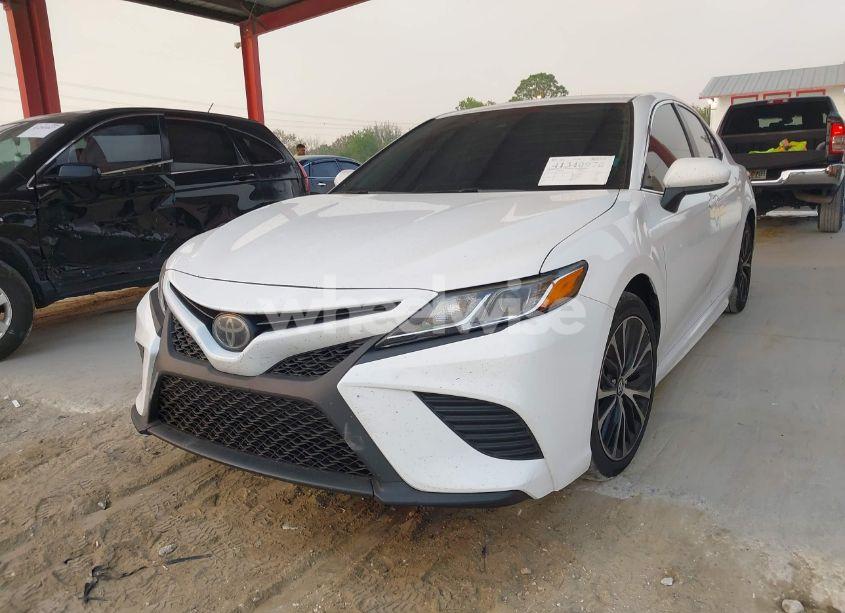 Photo 2 of 2018 Toyota Camry SE (VIN 4T1B11HK7JU596506)