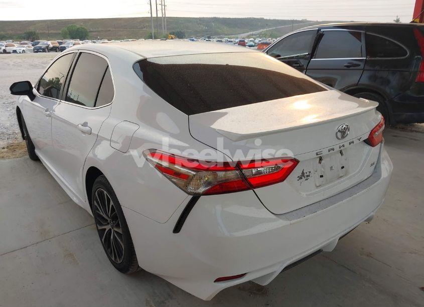 Photo 3 of 2018 Toyota Camry SE (VIN 4T1B11HK7JU596506)