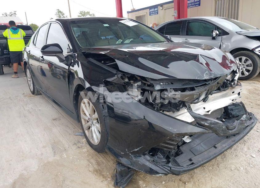 2018 Toyota Camry LE (VIN 4T1B11HK7JU605267) main photo