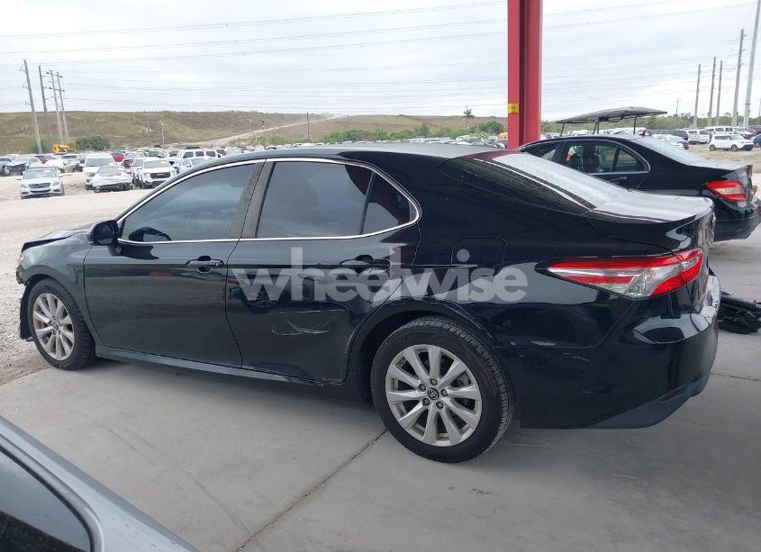 Photo 14 of 2018 Toyota Camry LE (VIN 4T1B11HK7JU605267)
