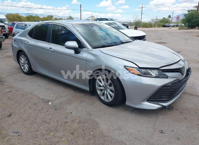 2018 Toyota Camry LE (VIN 4T1B11HK7JU609402) main photo
