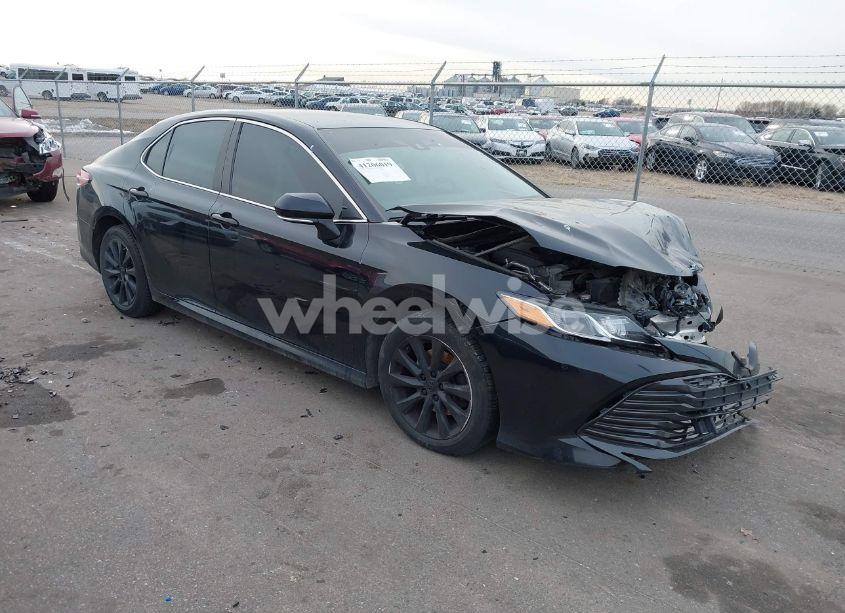 2018 Toyota Camry LE (VIN 4T1B11HK7JU613241) main photo