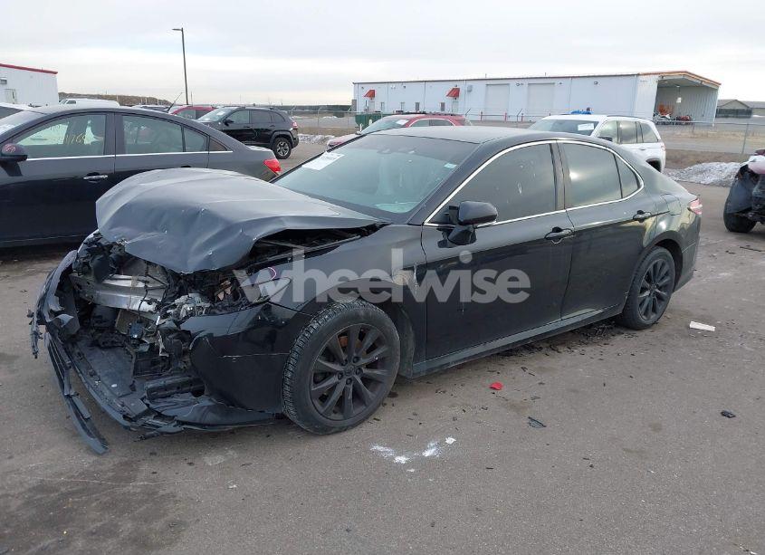 Photo 2 of 2018 Toyota Camry LE (VIN 4T1B11HK7JU613241)