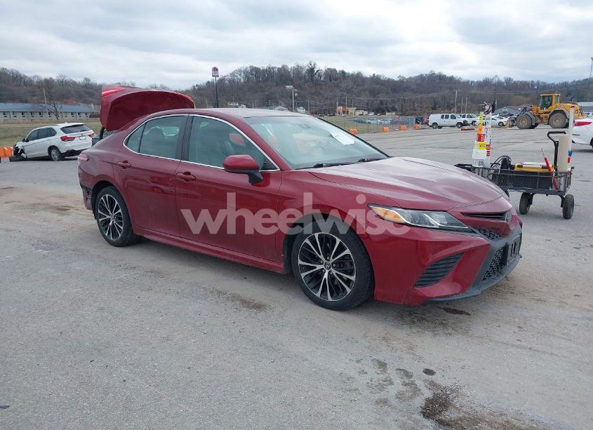 2018 Toyota Camry SE (VIN 4T1B11HK7JU618343) main photo