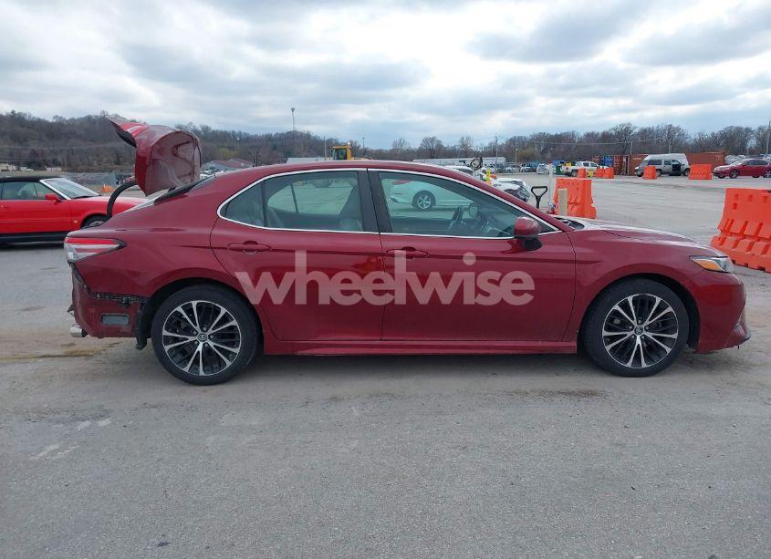 Photo 13 of 2018 Toyota Camry SE (VIN 4T1B11HK7JU618343)