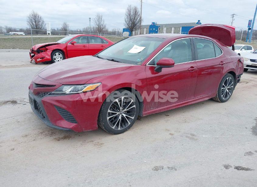 Photo 2 of 2018 Toyota Camry SE (VIN 4T1B11HK7JU618343)