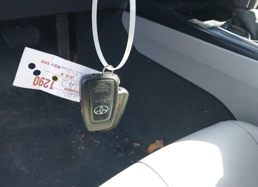 Photo 11 of 2018 Toyota Camry SE (VIN 4T1B11HK7JU620609)