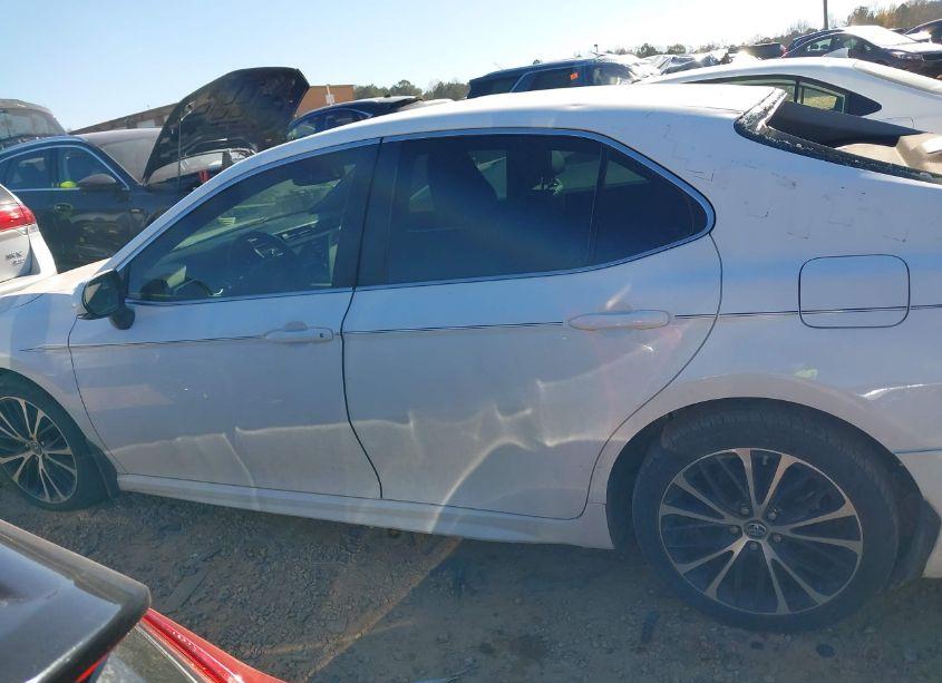 Photo 14 of 2018 Toyota Camry SE (VIN 4T1B11HK7JU620609)