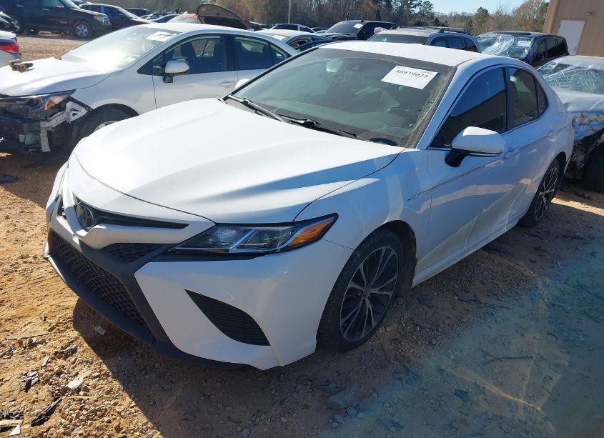 Photo 2 of 2018 Toyota Camry SE (VIN 4T1B11HK7JU620609)